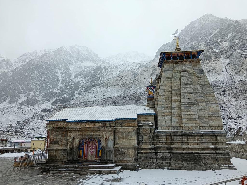 केदारनाथ में साल की पहली बर्फबारी, तापमान में आई गिरावट