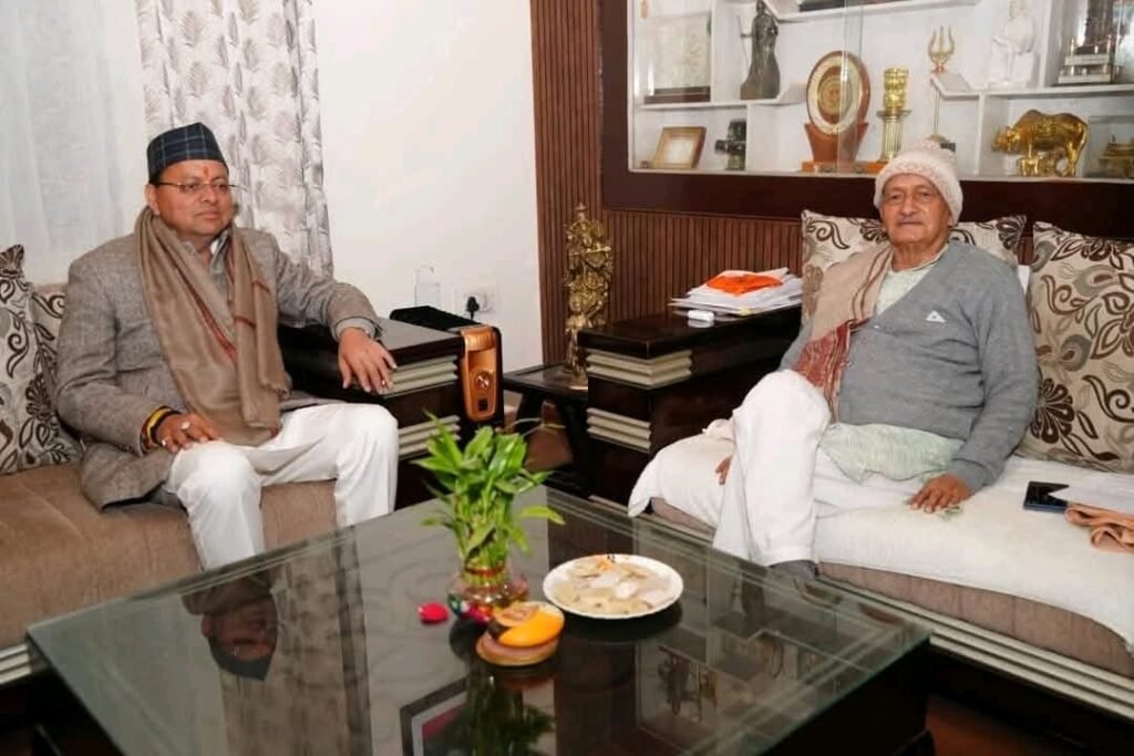पूर्व मुख्यमंत्री भगत सिंह कोश्यारी से मुख्यमंत्री धामी ने की शिष्टाचार भेंट
