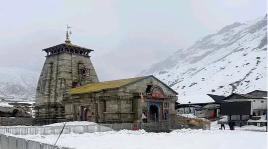 केदारनाथ में अप्रैल में भी बर्फबारी जारी, यात्रा तैयारियों पर असर, मौसम विभाग का ऑरेंज अलर्ट