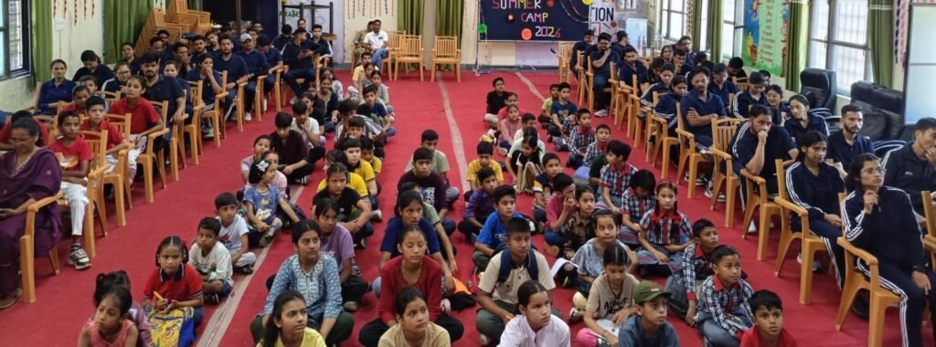 सुंदर लिखावट से बढ़ेगा आत्मविश्वास, समर कैंप में जुटे छात्र