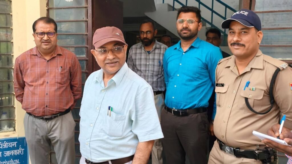 गढ़वाल मंडल आयुक्त आनंद स्वरूप ने मंडल मुख्यालय स्थित परिवहन, कृषि और उद्यान विभाग का निरीक्षण किया