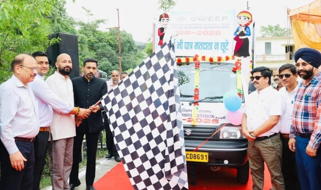 मतदाता सूची के विशेष पुनरीक्षण को जन आंदोलन बनाने की अपील, डीएम डॉ. आशीष चौहान ने रवाना किए जागरूकता रथ