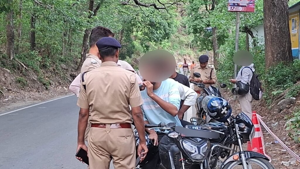 पौड़ी गढ़वाल : यातायात नियम तोड़ने वालों पर पुलिस का शिकंजा, शराब पीकर वाहन चलाने पर एक वाहन सीज, रैश ड्राइविंग और ओवरस्पीडिंग पर भी सख्त कार्रवाई, 116 वाहन चालकों के चालान