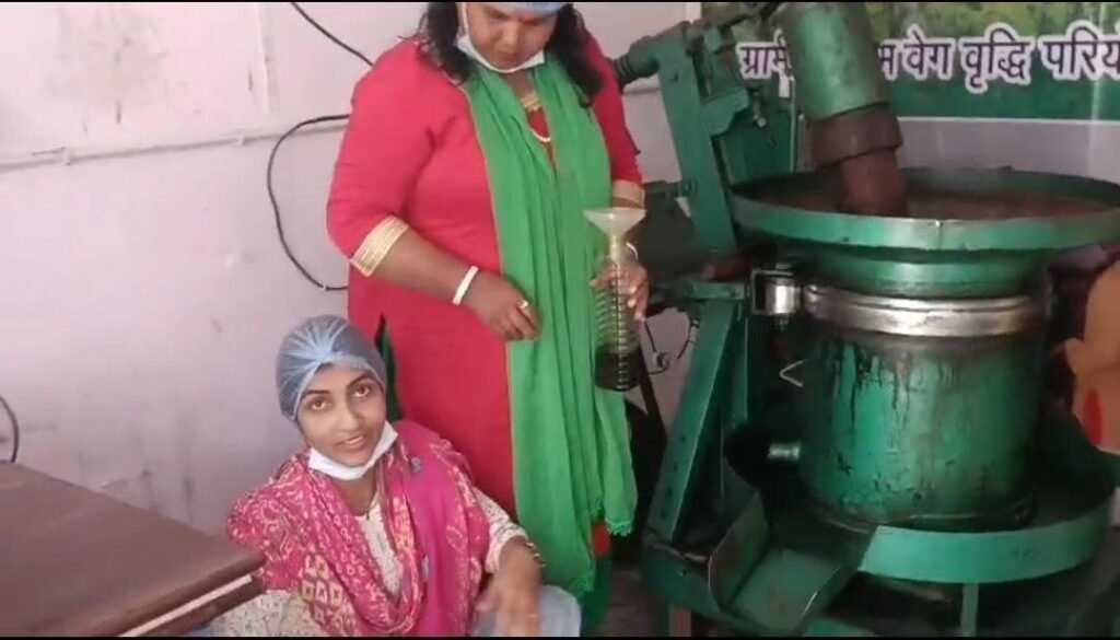 कालसी की महिलाओं ने लिखी आत्मनिर्भरता की नई कहानी, सरसों तेल यूनिट बनी ग्रामीण उद्यमिता का मॉडल, हिलान्स ब्रांड का सरसों तेल बाजार में बना भरोसेमंद नाम