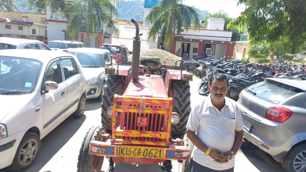 कोटद्वार पुलिस की अवैध खनन पर बड़ी कार्रवाई, खोह नदी से खनन सामग्री लाते ट्रैक्टर को किया सीज