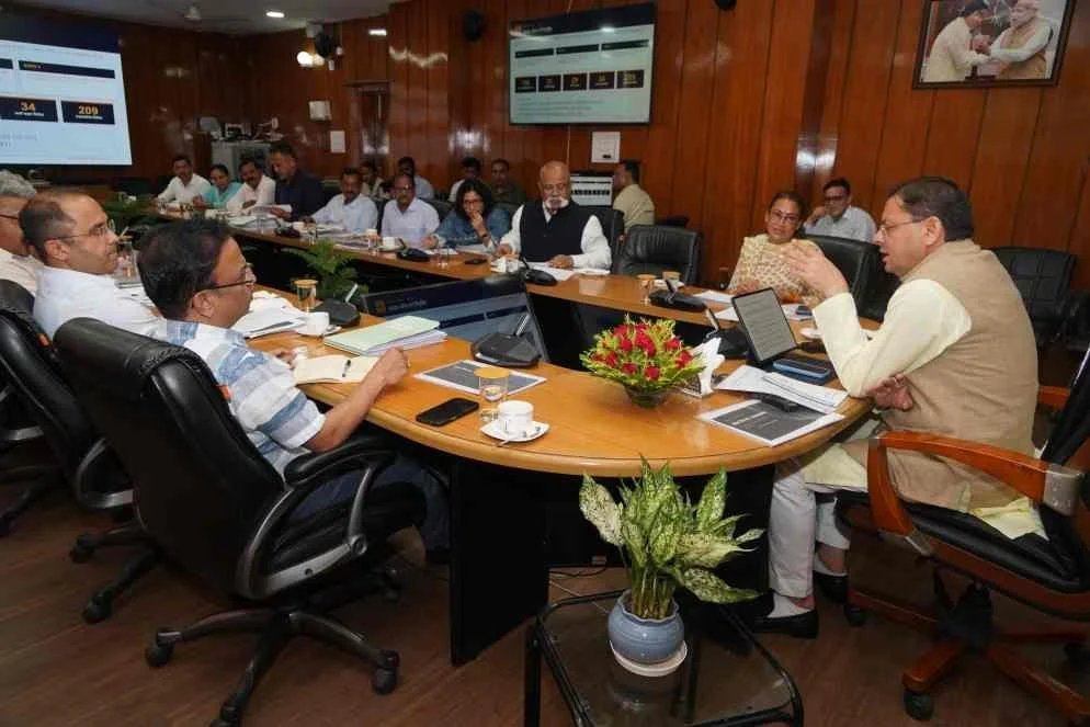 पदक विजेता खिलाड़ियों को तय समय के अंदर सरकारी सेवा में करें समायोजित : सीएम धामी