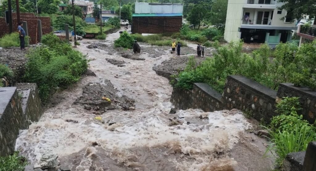 मालदेवता में 233 मिमी रिकॉर्ड बारिश, चारधाम यात्रा दो दिन के लिए स्थगित, कई हाईवे बंद