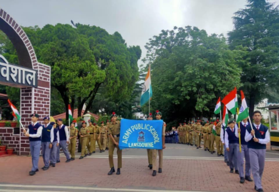 आर्मी पब्लिक स्कूल लैंसडौन द्वारा भव्य तिरंगा रैली का आयोजन