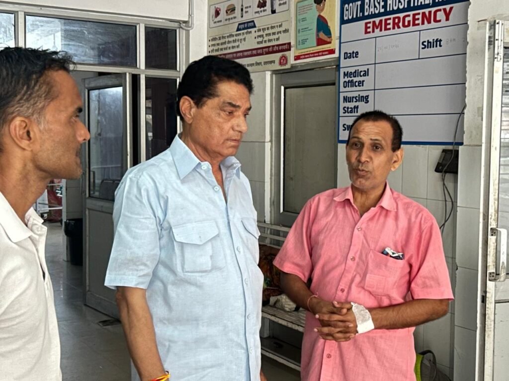 कोटड़ीढांग से ग्रास्टनगंज तक गुलदार का आतंक, सड़क पर टहल रहे राम सिंह चौहान पर गुलदार का हमला, बेस अस्पताल पहुंचकर पूर्व मंत्री सुरेन्द्र सिंह नेगी ने जाना हाल