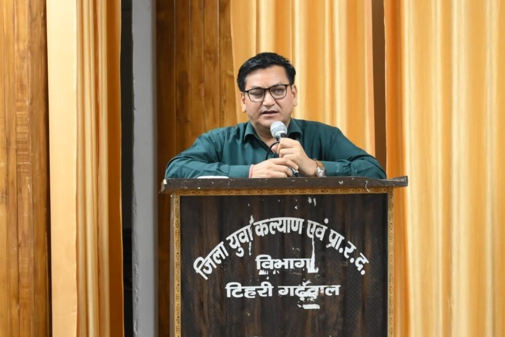 ‎गढ़रत्न नरेंद्र सिंह नेगी के गीतों में दिखती है पहाड़ की संस्कृति, लोकजीवन और जनभावनाओं की तस्वीर – एडीएम शैलेन्द्र सिंह नेगी
