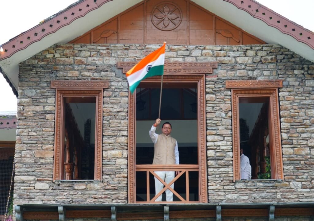 सीएम धामी ने मुख्यमंत्री आवास पर तिरंगा लगाकर दिया ‘हर घर तिरंगा’ का संदेश, कहा – हर नागरिक राष्ट्रध्वज के सम्मान और राष्ट्रभक्ति की भावना के साथ अभियान में सहभागिता करे